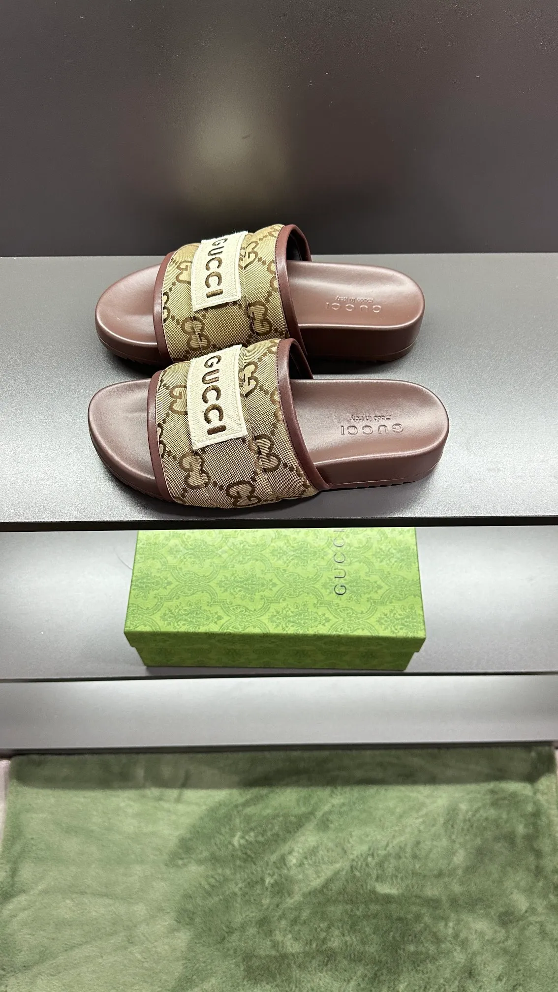 [G Family Couple Style] P: 300💰Female size 36~40 Men's size 39~45, (46. Custom-made Unisex GG slippers This slipper is made of GG polyester fiber and is decorated with a Gucci label on the front, adding a striking logo feel to the style. Beige GG recycled polyester fiber Unisex leather trim "Gucci Made in Italy" embroidered label Rubber sole Flat Made in Italy
